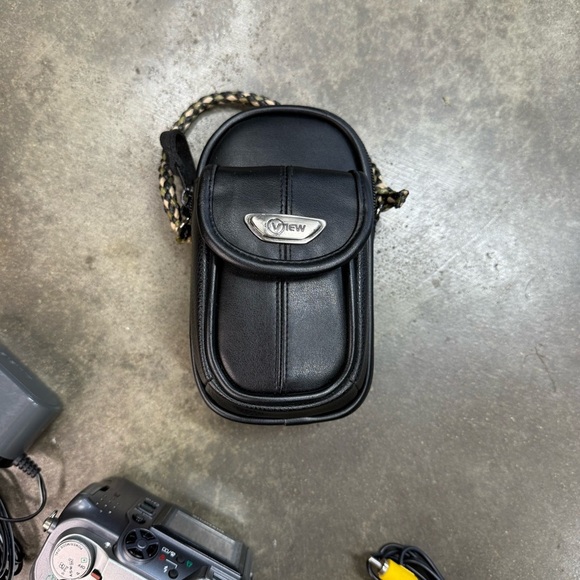 Olympus C-4000 Zoom 4.0MP Digital Camera Bundle w/ Accessories - Picture 11 of 11